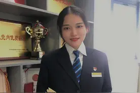 网红列车上的“铁二代”小姐姐：妈妈，我就要开始我的首趟春运值乘了图片