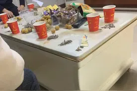 喝水都觉得尴尬！姑娘第一次相亲，妈妈还特意换上红纸杯，网友：熟悉的场景图片
