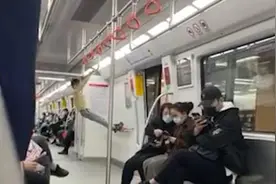 男童在厦门地铁内抓扶手踩轮椅固定器，地铁客服：有安全隐患视频封面