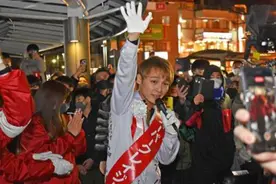 日本一歌手当选市议员：头染金发 跳舞拉票图片