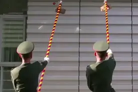 “4个100”！仪仗大队擎旗手的训练密码