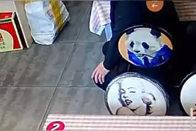 为了吃9块钱“霸王餐”，女子拼命拔头发放碗里要退钱，店主：很无语，算了图片
