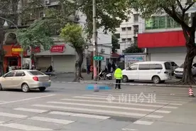 柳州74岁老人骑自行车被面包车撞倒，不幸身亡图片
