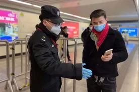 @乘车人 消毒液、白酒、超重行李....带这些东西不能乘坐地铁图片