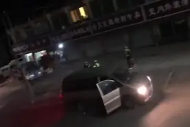 男子酒驾不配合检查撞向警车逃逸，民警敲碎玻璃上车被带走视频封面