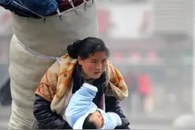 像感动中国的“春运母亲”一样，翻越生活的每一座大山图片