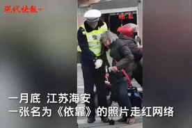 交警扶老太太“慢镜头”过马路，暖心一幕走红网络图片
