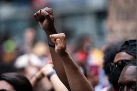 美国警察对9岁女孩动用胡椒喷雾！被谴责暴力执法图片