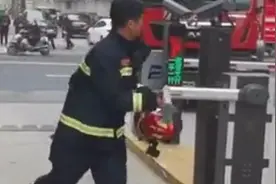 南昌安义消防回应“徒手拆门禁杆进场”：所幸火势扑灭无伤亡图片