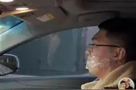 女司机嫌老公指挥驾驶太唠叨，用透明胶将其封口，网友：大快人心图片