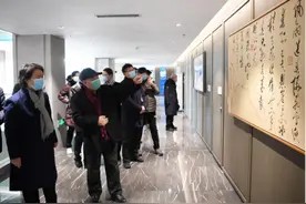 迎冬奥会倒计时一周年《冰雪礼赞》艺术作品展在京展出图片