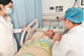 医生和他聊清华的美景，每天播放王菲的《传奇》给他听！男子在深度昏迷39天后被唤醒图片
