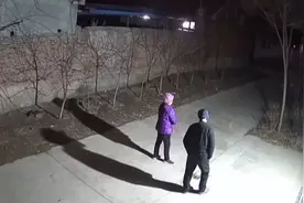 46秒｜泪目！潍坊一男子夜晚离家 父母寒冬中目送到看不见车灯图片