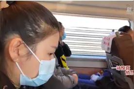 感动！铁警小哥春运列车上哽咽求婚，网友直呼浪漫图片