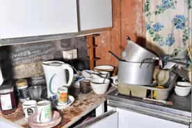 英国废弃房屋将被拍卖 前主人鞋子还在柜橱里图片