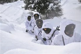 巡逻途中官兵手拉手在深雪中奋力前行图片