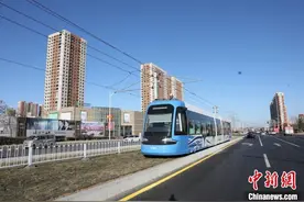 全国首条连接两座城市的有轨电车线路通车图片