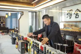 从农民工到首席酿酒师：青年李财的认真“逆袭”图片