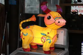 江苏南京花灯上市 一盏“生肖金牛”灯2000图片