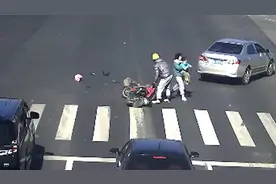 事发宁波镇海，​哥哥妹妹弟弟仨孩子骑电动车闯红灯被撞图片