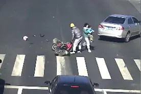 事发宁波镇海，​哥哥妹妹弟弟仨孩子骑电动车闯红灯被撞图片