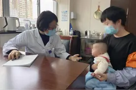 宝宝歪脑袋，当心“斜颈”！宝爸宝妈学会这几招积极干预图片