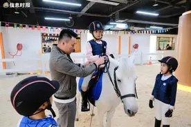 广州闹市区商场里竟可以骑马！家长：就是有点贵图片