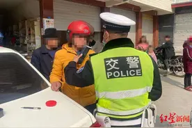 四川三台：三亲兄弟聚餐后各自驾车回家 1分钟内因酒驾再相聚图片