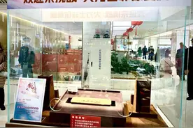 挑战搬金砖却不让带走？涉事商场称参与者强行拆卸，网传视频不实图片