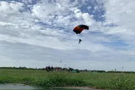 站在云端看天空之境！听河南跳伞队的“空中女飞人”讲翱翔蓝天之梦图片