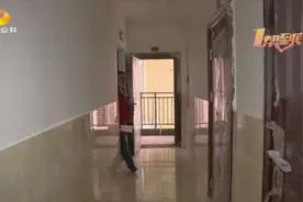 新房不敢开门，真怕撞到邻居图片
