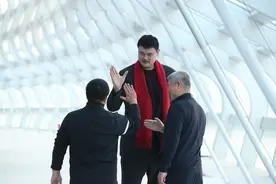 倒计时一周年，姚明现身《冬奥公益大讲堂》，讲解冰雪与冬奥历史图片