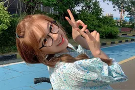轮椅上的女孩“站”起来 黄豆豆为她编了一支舞图片