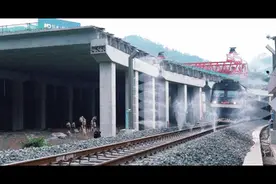 震撼！千吨列车入境消杀，仿佛在看大片图片