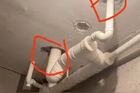 楼上业主要装蹲便器，竟擅闯楼下新房，还在卫生间顶上打了两个洞图片