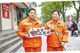 两个年轻人一起为留浙过年的17对环卫工夫妇拍了新年照图片