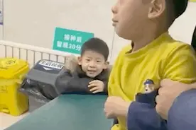 6岁萌娃打疫苗被吓出“猪叫”，打完针后一脸茫然，弟弟的表情亮了图片