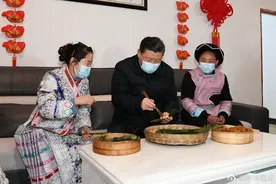 习近平同苗族村民包黄粑迎新春：祝你们日子过得更加甜美图片