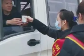 大雾致湖北多条高速临时封闭，收费站为滞留司机提供暖心早餐视频封面