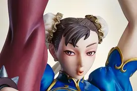 《街霸》人气女主春丽最新手办 粗壮单腿立表情迷幻图片