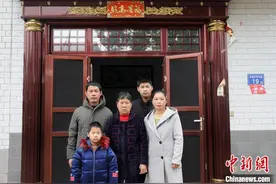 “00后”免费为村民拍全家福：记录幸福瞬间 见证乡村变化图片