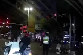 广东警方通报辅警踹倒骑行男子：男子无证冲卡，辅警已被开除视频封面