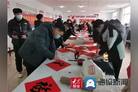 高唐县杨屯镇：“翰墨飘香，情暖百姓”为困难群众送春联图片