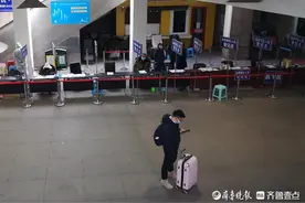 济南火车站出站口：来自中高风险地区的旅客先登记图片