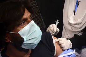 巴基斯坦医护人员收到中国疫苗后一谢三连视频封面