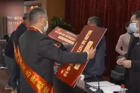 每人100万元！长江设计院重奖两名科技功臣视频封面