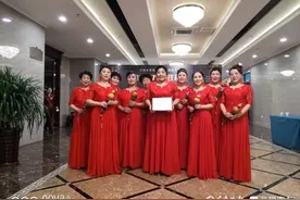 百合居委会芦花葫芦丝队队长李文菊：吹出别样夕阳红图片