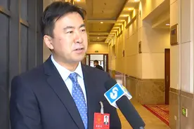 聚焦2021山东两会｜省人大代表牟伟：建设智慧港口推进转型 发挥日照港在新格局中的作用视频封面