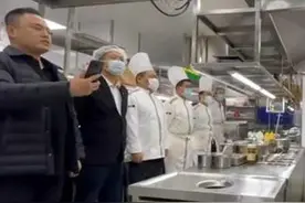 老板带头唱歌送别离职员工，唱到最后大家都哽咽了图片