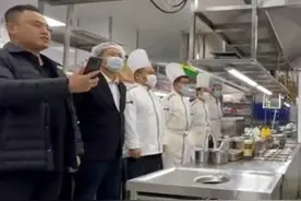 老板带头唱歌送别离职员工，唱到最后大家都哽咽了图片